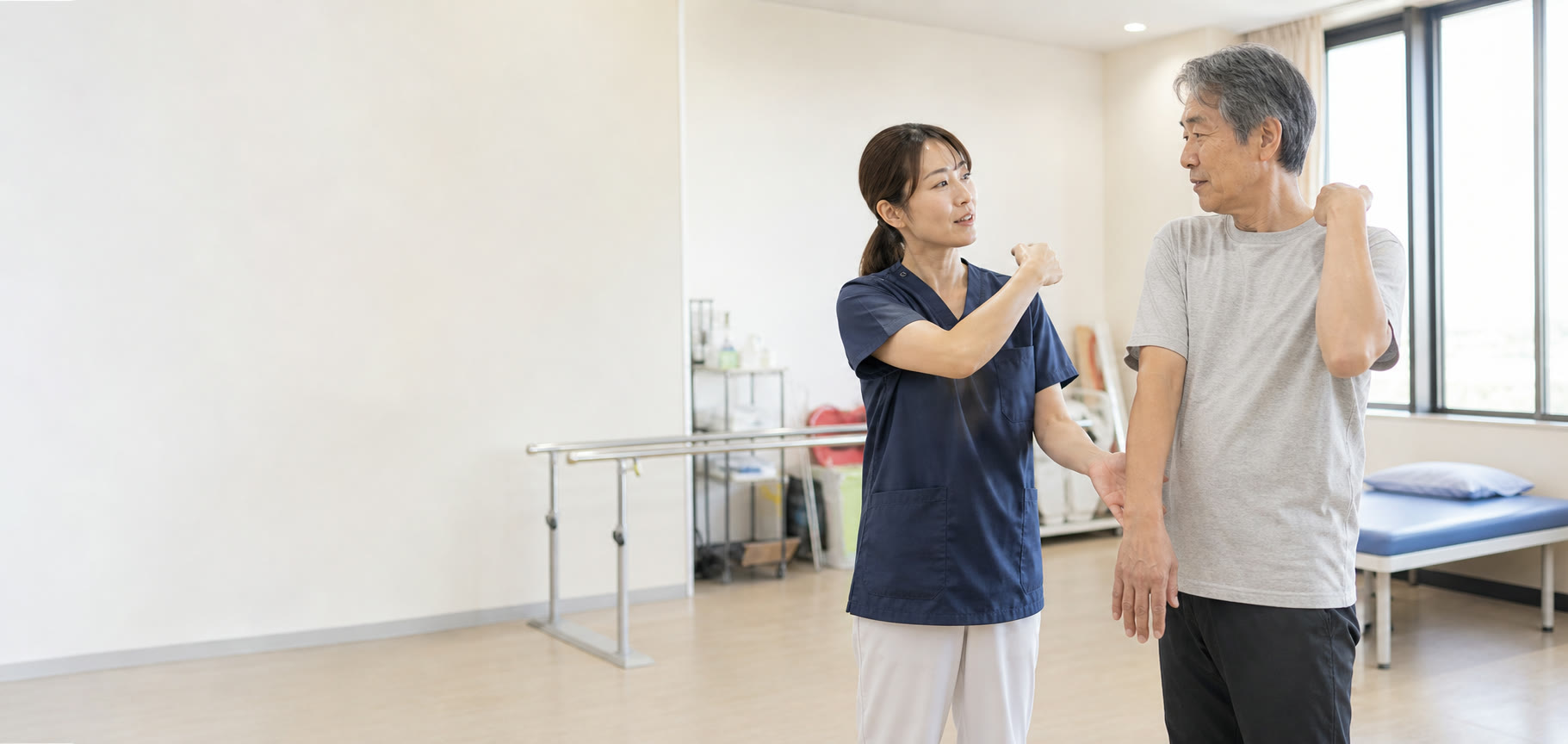 肩の動きを確認する理学療法士と患者